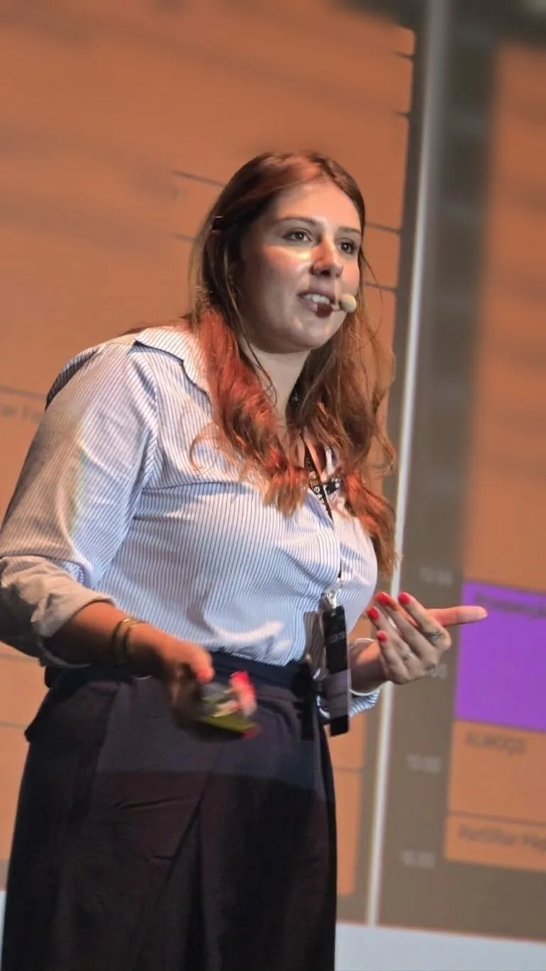 Carolina Araújo a falar em palco